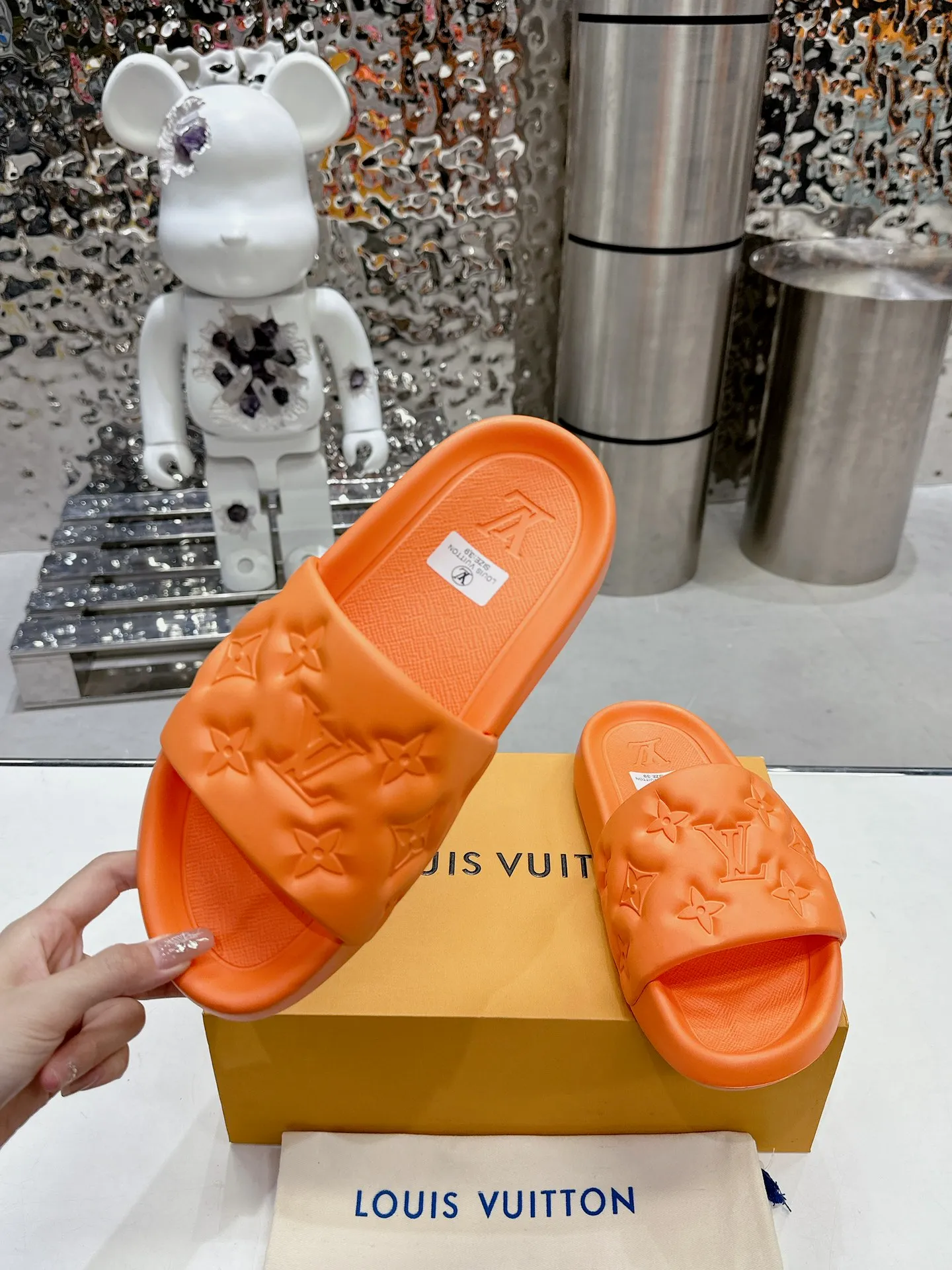 [L Home] P: 280💰 ▪️Shoe size: Women's 35-40 Men's 38-46▪️Packaging: Counter top quality~original packaging 𝟐𝟎𝟐5 Louis Vuitton counter's new embossed slippers, lv monogram embossed slippers, Waterfront sandals are back with a new look, and the upper buckle is embossed with lv's iconic Monogram pattern. Made of waterproof rubber with a comfortable and resilient insole. The lightweight, flexible outsole is embossed with the Louis Vuitton logo. ▪️Fabric: Original molded rubber foam surface ▪️Technology: embossed logo ▪️Sole: Original molded rubber foam outsole ▪️Sole thickness: 3CM.